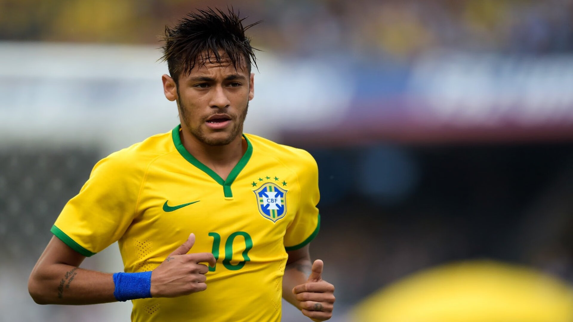 世界杯：高校宿舍走廊变身“临时球评区” 同学们边看球边辩论战术